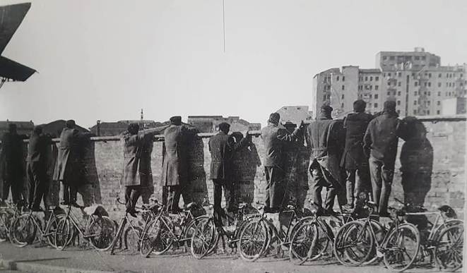 Immagine che contiene aria aperta, ruota, Ruota di bicicletta, edificio

Il contenuto generato dall'IA potrebbe non essere corretto.