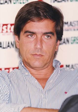 Immagine che contiene Viso umano, persona, vestiti, uomo

Il contenuto generato dall'IA potrebbe non essere corretto.