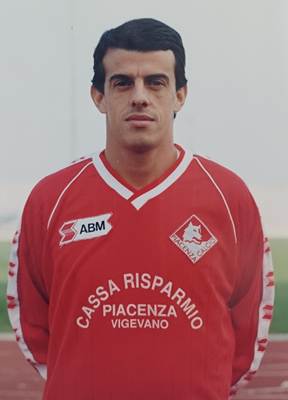 Immagine che contiene persona, vestiti, Viso umano, Uniforme sportiva

Il contenuto generato dall'IA potrebbe non essere corretto.