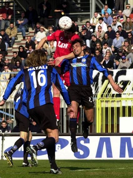 Immagine che contiene persona, sport, gioco atletico, aria aperta

Il contenuto generato dall'IA potrebbe non essere corretto.