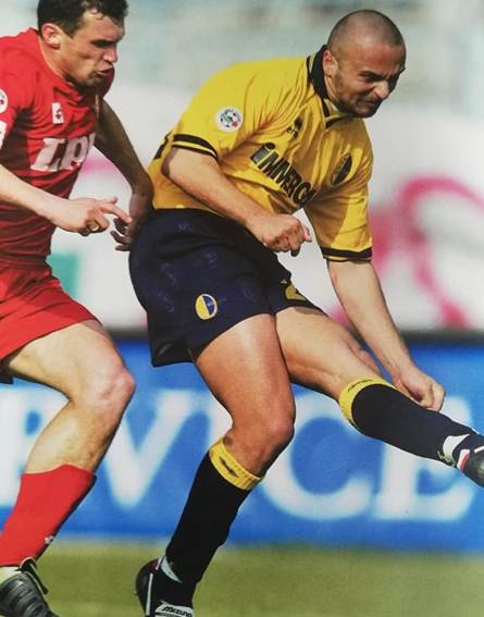 Immagine che contiene persona, gioco atletico, sport, sport di squadra

Il contenuto generato dall'IA potrebbe non essere corretto.