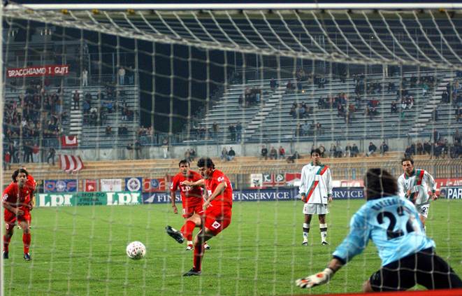 Immagine che contiene erba, calcio, calciatore, persona

Il contenuto generato dall'IA potrebbe non essere corretto.