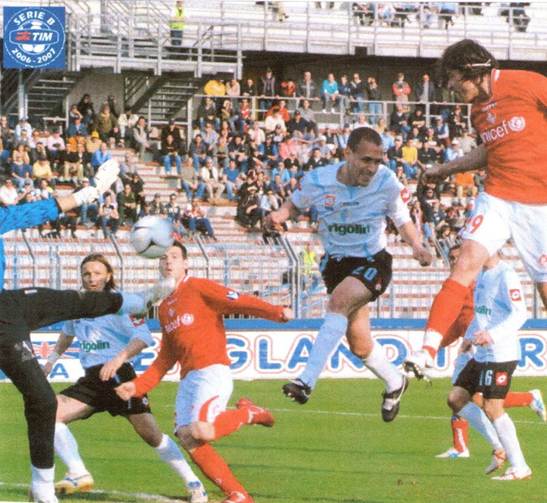 Immagine che contiene persona, gioco atletico, sport, uomo

Il contenuto generato dall'IA potrebbe non essere corretto.