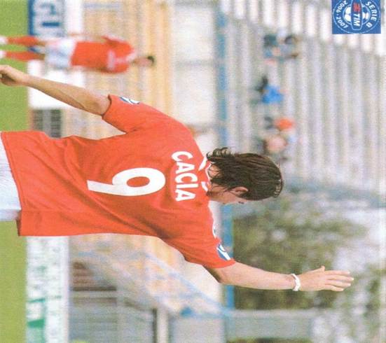 Immagine che contiene sport, persona, Uniforme sportiva, calzature

Il contenuto generato dall'IA potrebbe non essere corretto.