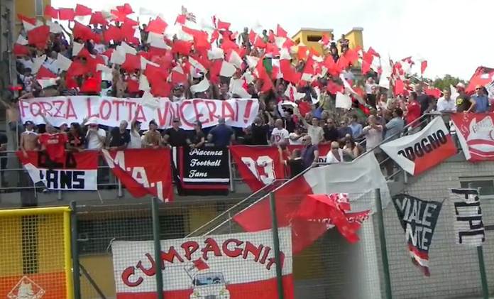 Immagine che contiene aria aperta, striscione, bandiera, testo

Il contenuto generato dall'IA potrebbe non essere corretto.