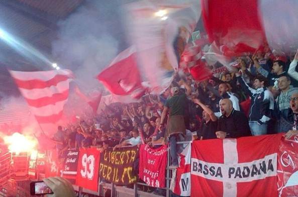 Immagine che contiene bandiera, folla, Ribellione, persona

Il contenuto generato dall'IA potrebbe non essere corretto.