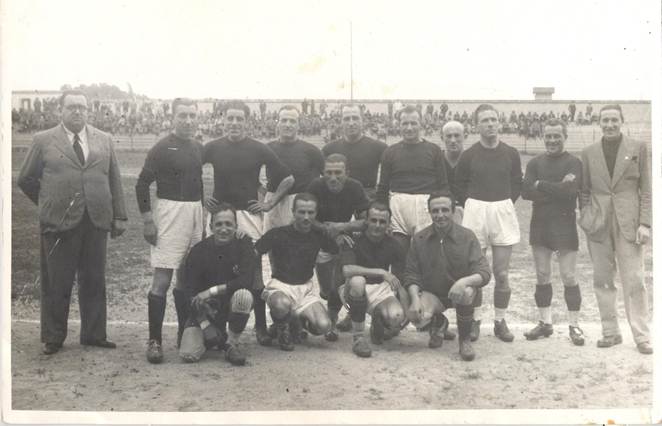 Immagine che contiene uomo, vestiti, persona, gruppo

Il contenuto generato dall'IA potrebbe non essere corretto.