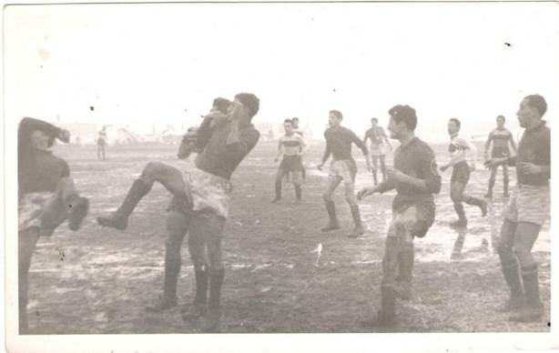 Immagine che contiene aria aperta, vestiti, uomo, sport

Il contenuto generato dall'IA potrebbe non essere corretto.