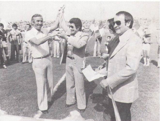 Immagine che contiene vestiti, uomo, giornale, Viso umano

Il contenuto generato dall'IA potrebbe non essere corretto.