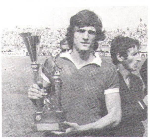 Immagine che contiene Viso umano, vestiti, testo, uomo

Il contenuto generato dall'IA potrebbe non essere corretto.