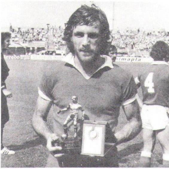 Immagine che contiene Viso umano, vestiti, persona, sorriso

Il contenuto generato dall'IA potrebbe non essere corretto.