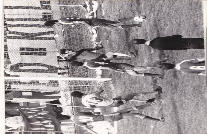 Immagine che contiene bianco e nero, aria aperta

Il contenuto generato dall'IA potrebbe non essere corretto.