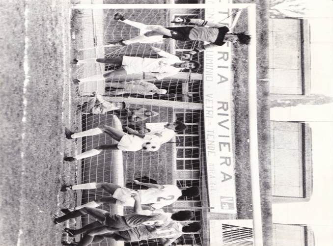 Immagine che contiene schizzo, bianco e nero, disegno, arte

Il contenuto generato dall'IA potrebbe non essere corretto.