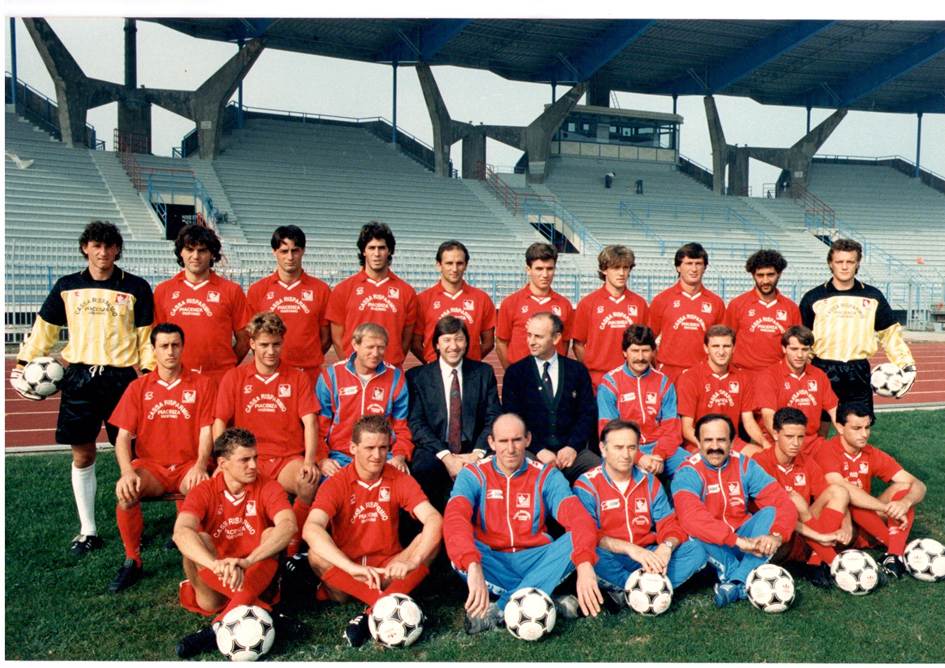 Immagine che contiene persona, calcio, calcio/football americano, gruppo

Il contenuto generato dall'IA potrebbe non essere corretto.
