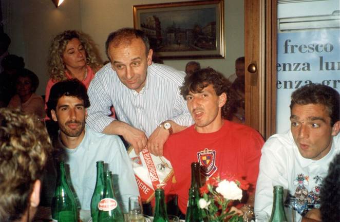 Immagine che contiene persona, Viso umano, vestiti, bottiglia

Il contenuto generato dall'IA potrebbe non essere corretto.