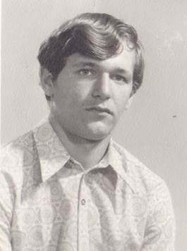 Immagine che contiene Viso umano, bianco e nero, ritratto, persona

Il contenuto generato dall'IA potrebbe non essere corretto.