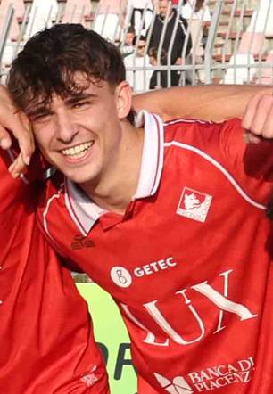 Immagine che contiene persona, Viso umano, vestiti, gioco atletico

Il contenuto generato dall'IA potrebbe non essere corretto.