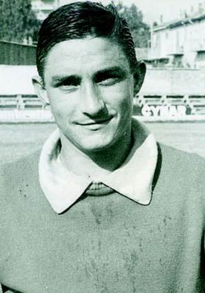 Immagine che contiene persona, vestiti, Viso umano, aria aperta

Il contenuto generato dall'IA potrebbe non essere corretto.