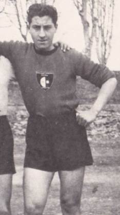 Immagine che contiene persona, vestiti, aria aperta, uomo

Il contenuto generato dall'IA potrebbe non essere corretto.