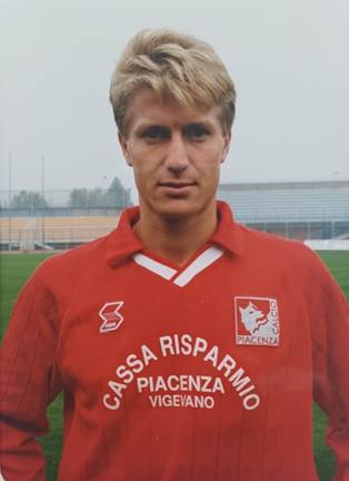 Immagine che contiene persona, cielo, vestiti, aria aperta

Il contenuto generato dall'IA potrebbe non essere corretto.