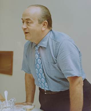 Immagine che contiene persona, vestiti, muro, Viso umano

Il contenuto generato dall'IA potrebbe non essere corretto.