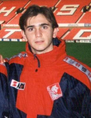 Immagine che contiene Viso umano, persona, vestiti, giacca

Il contenuto generato dall'IA potrebbe non essere corretto.