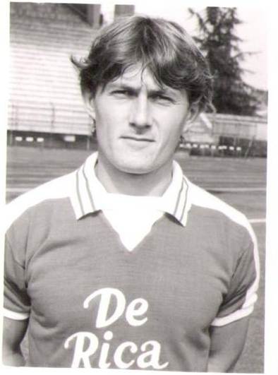 Immagine che contiene persona, Viso umano, vestiti, ritratto

Il contenuto generato dall'IA potrebbe non essere corretto.