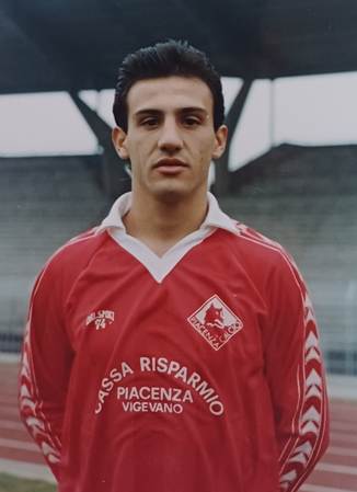 Immagine che contiene persona, Viso umano, vestiti, uomo

Il contenuto generato dall'IA potrebbe non essere corretto.