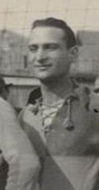 Immagine che contiene Viso umano, persona, vestiti, ritratto

Il contenuto generato dall'IA potrebbe non essere corretto.