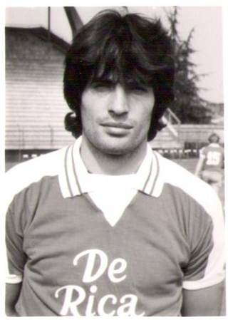 Immagine che contiene persona, Viso umano, vestiti, ritratto

Il contenuto generato dall'IA potrebbe non essere corretto.