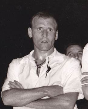 Immagine che contiene Viso umano, persona, vestiti, uomo

Il contenuto generato dall'IA potrebbe non essere corretto.