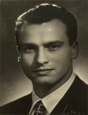 Immagine che contiene Viso umano, ritratto, persona, vestiti

Il contenuto generato dall'IA potrebbe non essere corretto.