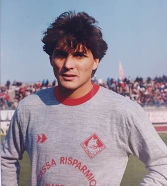 Immagine che contiene persona, vestiti, Viso umano, aria aperta

Il contenuto generato dall'IA potrebbe non essere corretto.