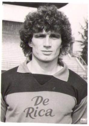 Immagine che contiene Viso umano, persona, vestiti, ritratto

Il contenuto generato dall'IA potrebbe non essere corretto.