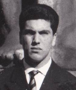 Immagine che contiene Viso umano, persona, vestiti, gentiluomo

Il contenuto generato dall'IA potrebbe non essere corretto.