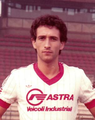 Immagine che contiene persona, edificio, vestiti, Viso umano

Il contenuto generato dall'IA potrebbe non essere corretto.