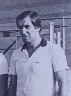 Immagine che contiene persona, vestiti, Viso umano, uomo

Il contenuto generato dall'IA potrebbe non essere corretto.