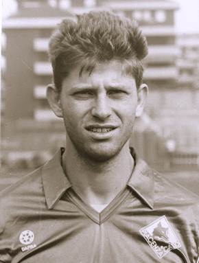 Immagine che contiene Viso umano, persona, uomo, edificio

Il contenuto generato dall'IA potrebbe non essere corretto.