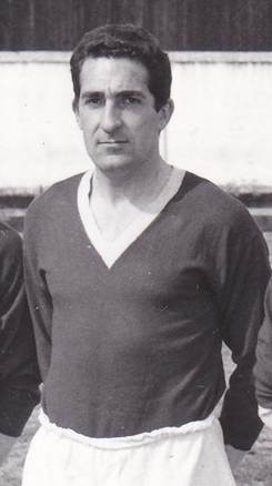 Immagine che contiene persona, Viso umano, vestiti, ritratto

Il contenuto generato dall'IA potrebbe non essere corretto.