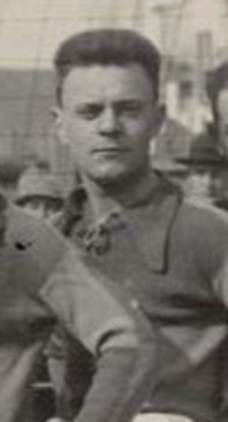 Immagine che contiene Viso umano, persona, vestiti, uomo

Il contenuto generato dall'IA potrebbe non essere corretto.