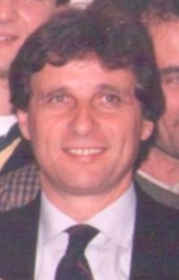 Immagine che contiene Viso umano, persona, vestiti, sorriso

Il contenuto generato dall'IA potrebbe non essere corretto.