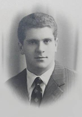 Immagine che contiene persona, Viso umano, cravatta, ritratto

Il contenuto generato dall'IA potrebbe non essere corretto.