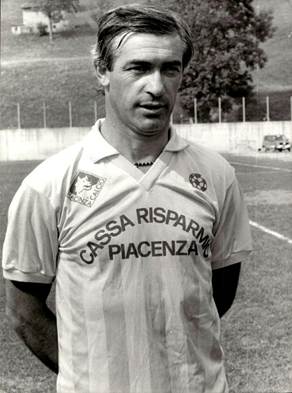 Immagine che contiene persona, vestiti, aria aperta, Viso umano

Il contenuto generato dall'IA potrebbe non essere corretto.