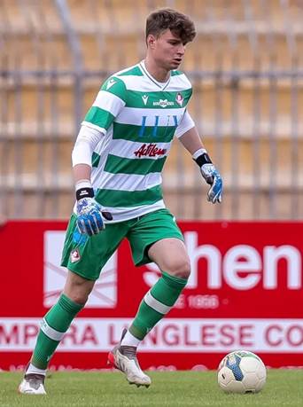 Immagine che contiene persona, calcio, erba, gioco atletico

Il contenuto generato dall'IA potrebbe non essere corretto.