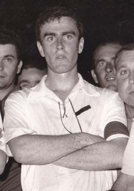 Immagine che contiene Viso umano, persona, vestiti, sorriso

Il contenuto generato dall'IA potrebbe non essere corretto.