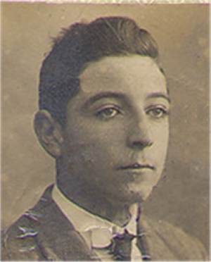 Immagine che contiene Viso umano, ritratto, Stile retr�, Fronte

Il contenuto generato dall'IA potrebbe non essere corretto.