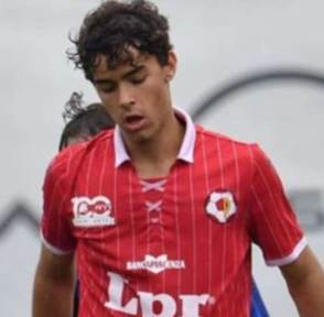 Immagine che contiene persona, gioco atletico, vestiti, aria aperta

Il contenuto generato dall'IA potrebbe non essere corretto.