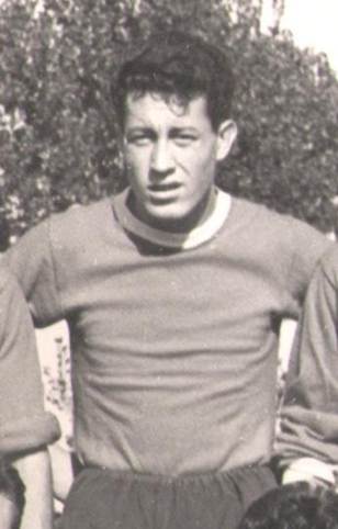 Immagine che contiene persona, vestiti, Viso umano, aria aperta

Il contenuto generato dall'IA potrebbe non essere corretto.